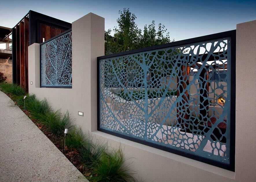 cerca con acabados artísticos